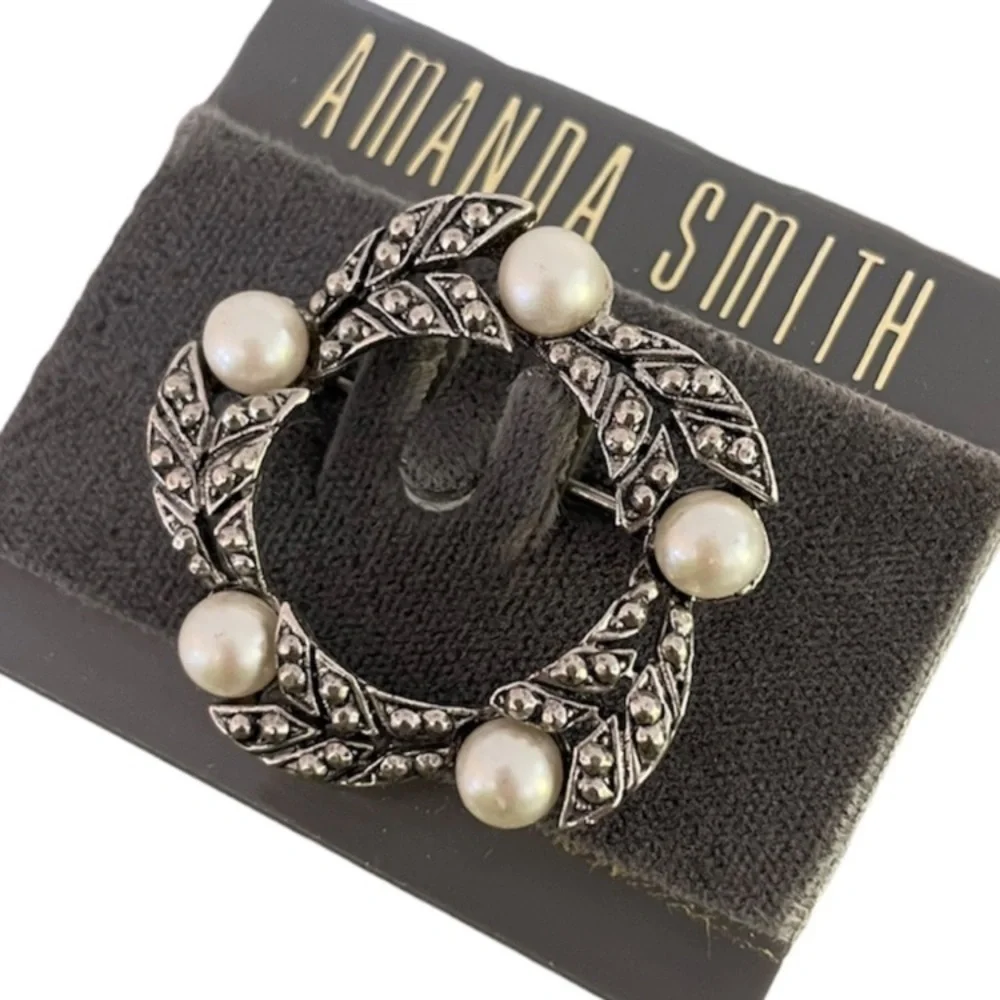 Elegant Infinity Luxury Pearl Wreath Pin Brooch Ornate Filigree Silver Leaf
